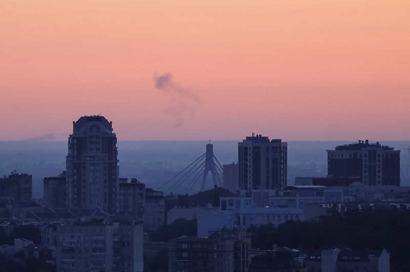 &copy; Reuters. دخان متصاعد قوف مدينة كييف الأوكرانية عقب هجمات روسية بطائرات مسيرة يوم 19 يوليو تموز 2023. تصوير: جليب جرانيتش - رويترز.