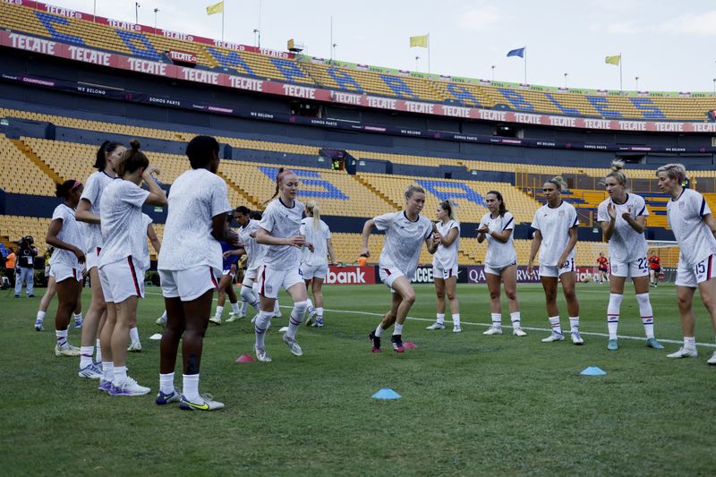© Reuters. FILE PHOTO: Soccer Football - Concacaf Women Championship - Semi Final - United States v Costa Rica - Estadio Universitario, Monterrey, Mexico - July 14, 2022 United States players during the warm up before the match REUTERS/Daniel Becerril/File Photo