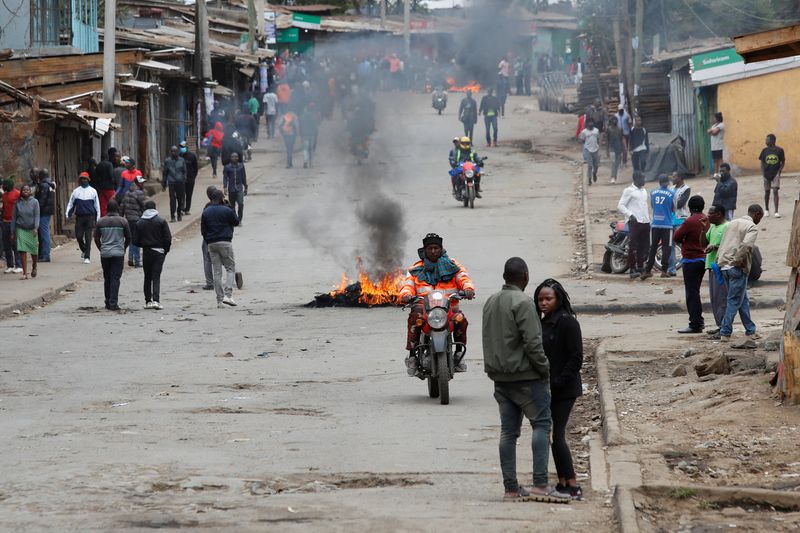&copy; Reuters. شخص يقود دراجة نارية بجوار إطارات أضرم متظاهرون النيران فيها خلال احتجاج مناهض للحكومة على فرض الحكومة زيادات ضريبية في نيروبي بكينيا يوم ا
