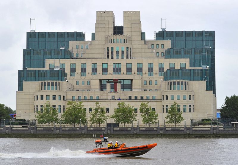 &copy; Reuters. Un motoscafo passa davanti all'edificio dell'MI6 a Londra il 25 agosto 2010. REUTERS/Toby Melville