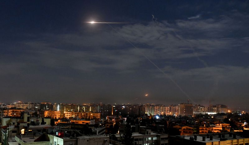 &copy; Reuters. FOTO DE ARCHIVO: Un misil sobrevolando Damasco, Siria. 21 de enero de 2019. SANA/Handout vía REUTERS