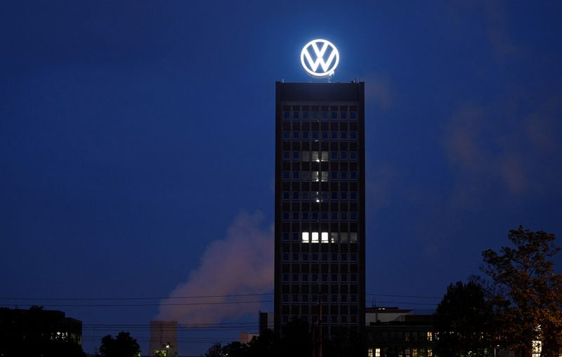 &copy; Reuters. FILE PHOTO: A new logo of German carmaker Volkswagen is unveiled at the VW headquarters in Wolfsburg, Germany September 9, 2019. REUTERS/Fabian Bimmer/