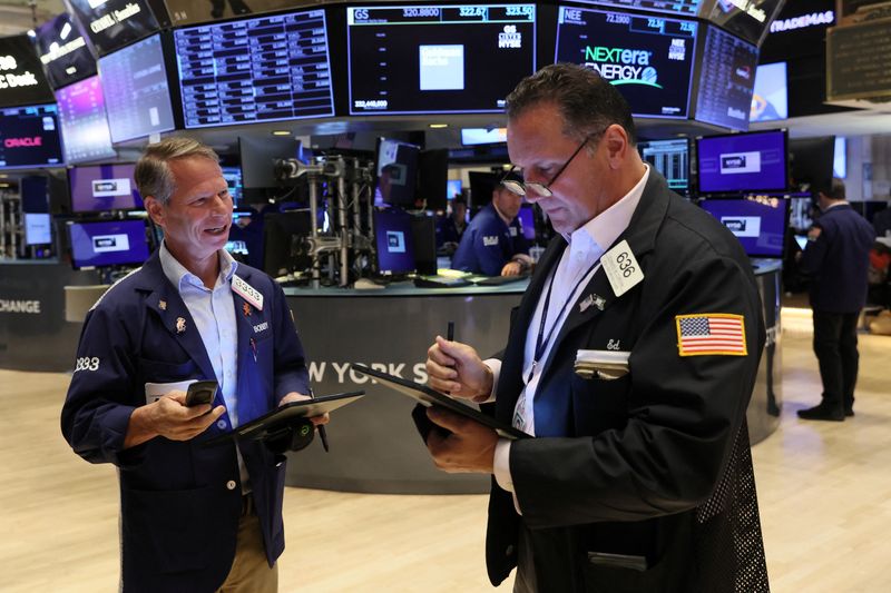 &copy; Reuters. Traders work on the floor of the New York Stock Exchange (NYSE) in New York City, U.S., July 12, 2023.  REUTERS/Brendan McDermid