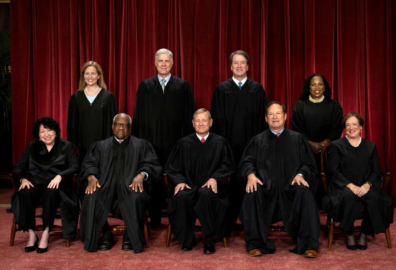 &copy; Reuters. FILE PHOTO: U.S. Supreme Court justices Amy Coney Barrett, Neil M. Gorsuch, Brett M. Kavanaugh, Ketanji Brown Jackson, Sonia Sotomayor, Clarence Thomas, Chief Justice John G. Roberts, Jr., Samuel A. Alito, Jr. and Elena Kagan pose for their group portrait