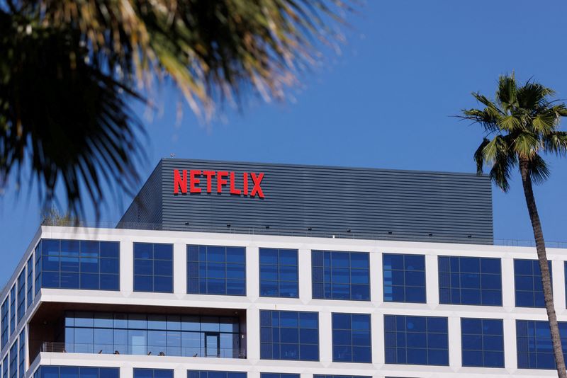 © Reuters. FILE PHOTO: The Netflix logo is shown on one of their Hollywood buildings in Los Angeles, California, U.S., July 12, 2023.   REUTERS/Mike Blake/File Photo