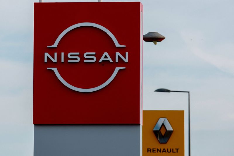 &copy; Reuters. FOTO DE ARCHIVO: Los logotipos de los fabricantes de automóviles Renault y Nissan delante de los concesionarios de las empresas en Le Coteau, Francia. 13 de julio de 2023. REUTERS/Gonzalo Fuentes