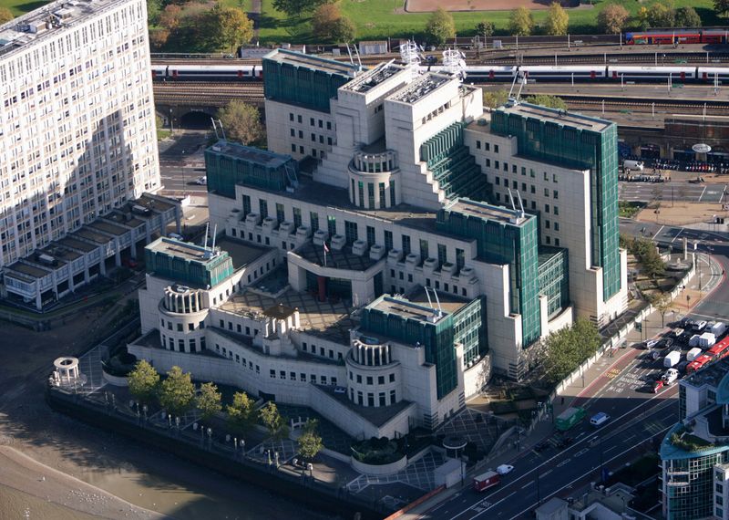 &copy; Reuters. FOTO DE ARCHIVO: Vista general del cuartel general del MI6 en Londres el 9 de noviembre de 2006. REUTERS/Kieran Doherty