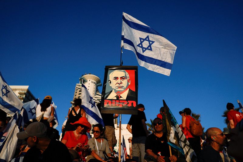 &copy; Reuters. Una pancarta que representa al primer ministro israelí, Benjamin Netanyahu, es vista mientras la gente se manifiesta en el "Día de la Resistencia Nacional" en protesta contra él y la revisión judicial de su gobierno de coalición nacionalista, cerca d