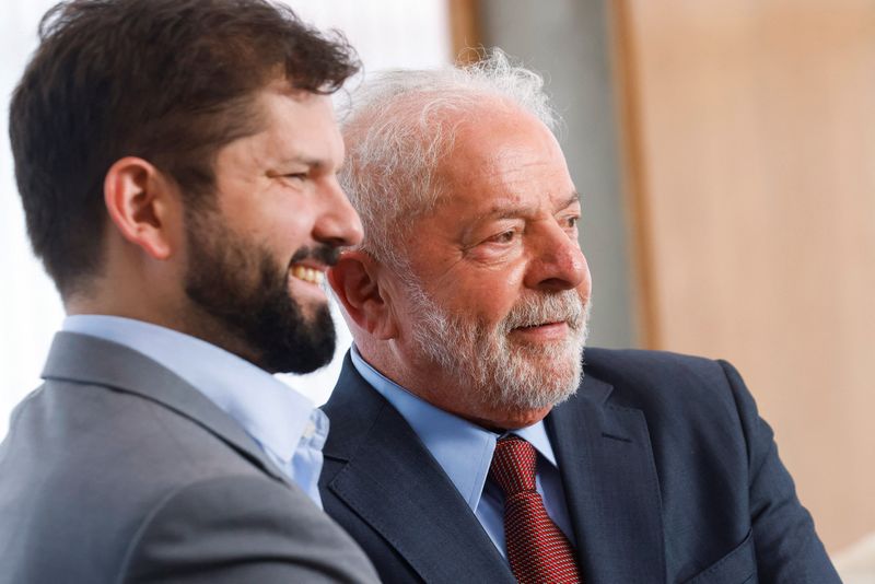 &copy; Reuters. Lula e Boric conversam durante reunião bilateral no Itamaraty, em Brasília
02/01/2023
REUTERS/Adriano Machado