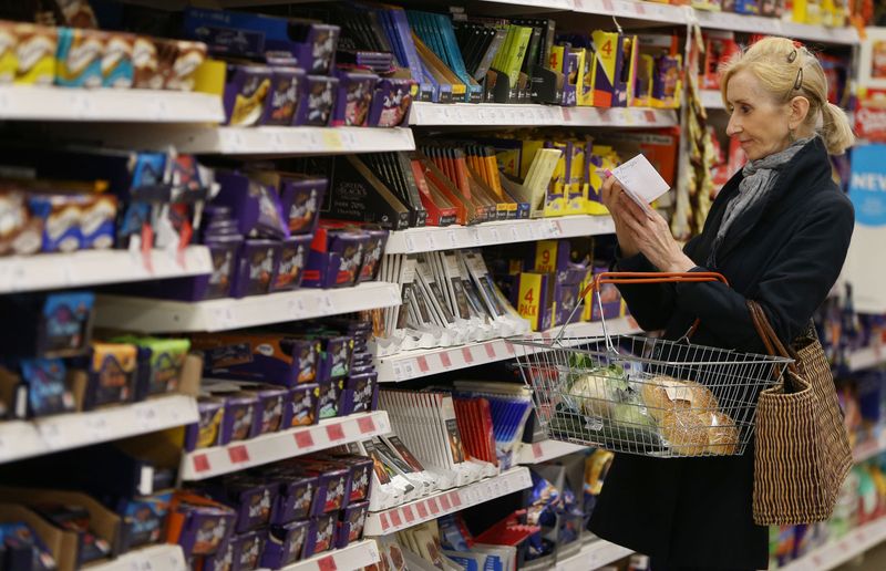 &copy; Reuters. FOTO DE ARCHIVO: Una compradora revisa su lista de la compra en un supermercado de Londres, Reino Unido. 11 de abril de 2017.  REUTERS/Neil Hall