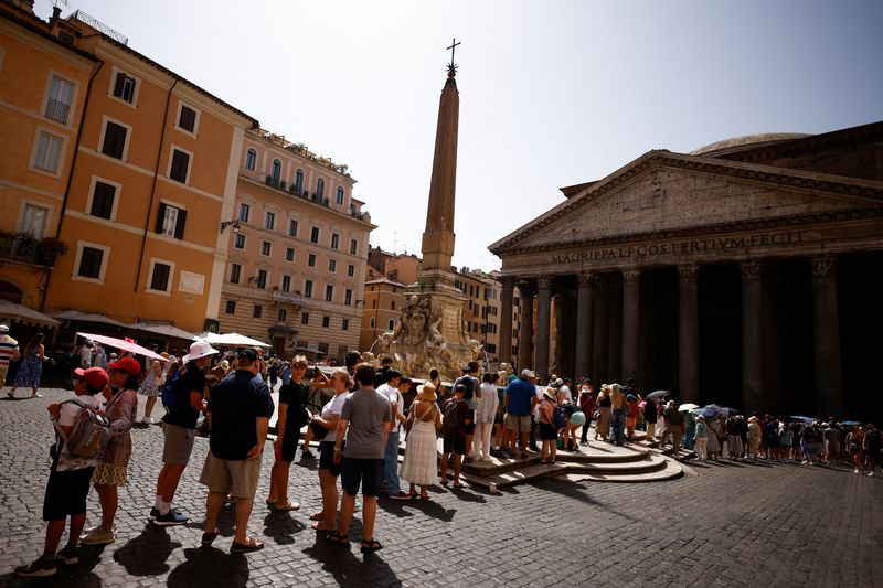 &copy; Reuters. Turistas usam guarda-chuvas para se proteger de sol forte em Roma
19/07/2023
REUTERS/Guglielmo Mangiapane