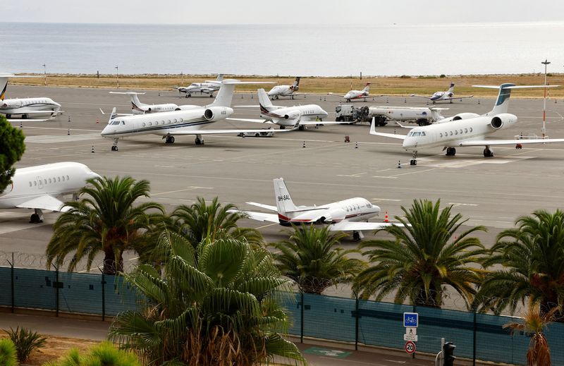 &copy; Reuters. FILE PHOTO: Private jets are seen on the tarmac of Nice international airport, France, September 6, 2022. REUTERS/Eric Gaillard/File Photo