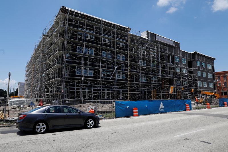 © Reuters. FILE PHOTO: New apartments are seen under construction in Tampa, Florida, U.S., May 5, 2021. REUTERS/Octavio Jones/File Photo