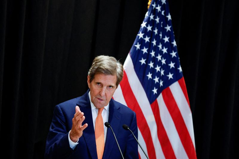 © Reuters. John Kerry, the U.S. special envoy on climate issues, attends a press conference in Beijing, China, July 19, 2023. REUTERS/Thomas Peter