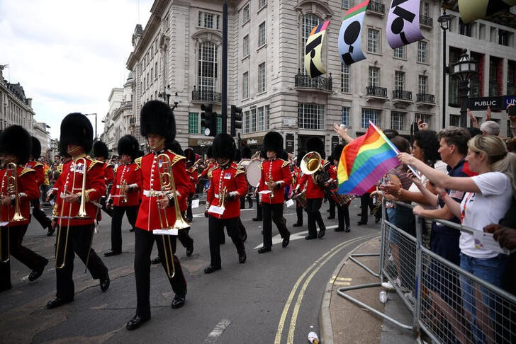 &copy; Reuters. Banda militar participa da Parada do Orgulho LGBT de 2022 em Londres
02/07/2022
REUTERS/Henry Nicholls