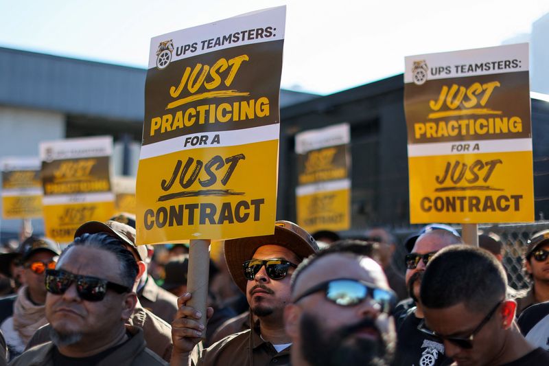 &copy; Reuters. Teamsters employed by UPS hold a rally outside a UPS facility as an August 1st strike deadline against the company nears in Los Angeles, California, U.S. July 19, 2023. REUTERS/Mike Blake