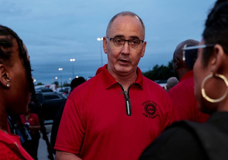 &copy; Reuters. United Auto Workers President Shawn Fain greets workers at the Stellantis Sterling Heights Assembly Plant, to mark the beginning of contract negotiations in Sterling Heights, Michigan, U.S. July 12, 2023.  REUTERS/Rebecca Cook