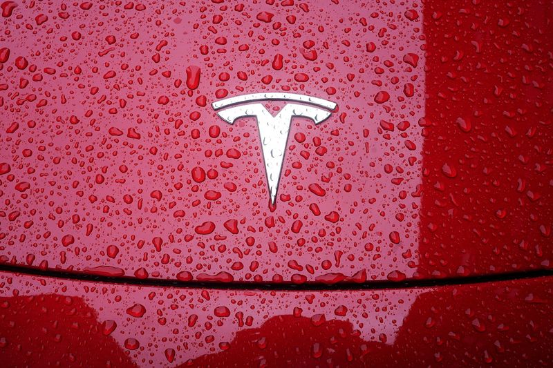 &copy; Reuters. Logo de Tesla sur une voiture à New York. /Photo prise le 5 mai 2021/ REUTERS/Carlo Allegri/