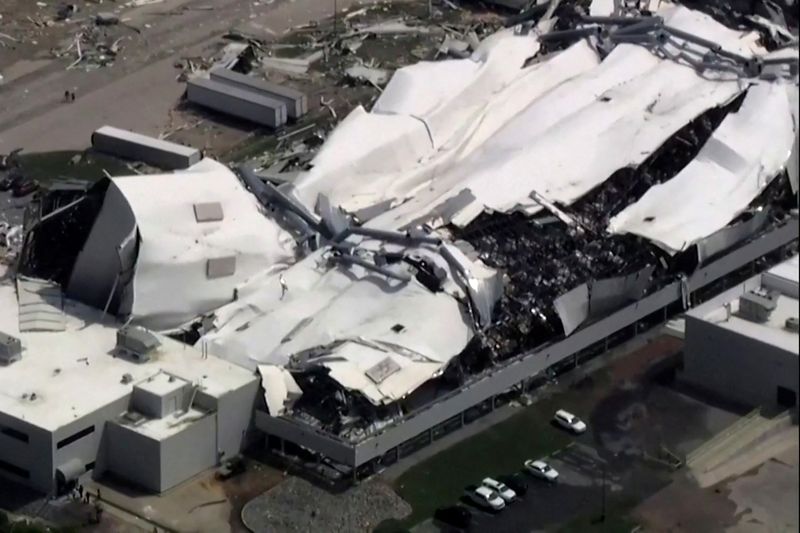 © Reuters. The roof of a Pfizer facility shows heavy damage after a tornado passed the area in Rocky Mount, North Carolina, U.S. July 19, 2023.  ABC Affiliate WTVD via REUTERS.