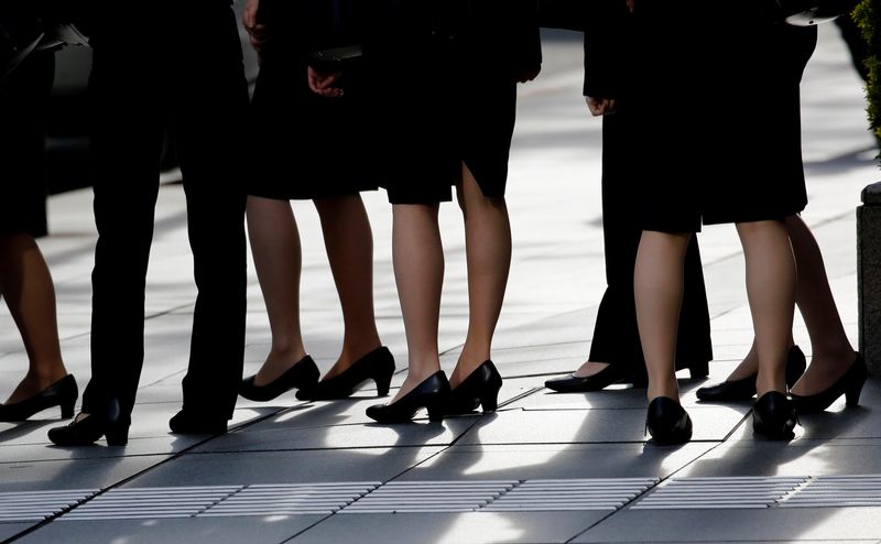 © Reuters. FILE PHOTO: Female office workers wearing high heels, clothes and bags of the same colour are seen at a business district in Tokyo, Japan, June 4, 2019. REUTERS/Kim Kyung-Hoon/File Photo