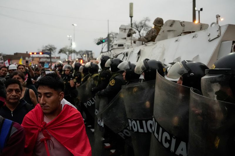 © Reuters. Riot police officers stand guard as anti-government demonstrators protest against President Dina Boluarte in Lima, Peru July 19, 2023. REUTERS/Angela Ponce