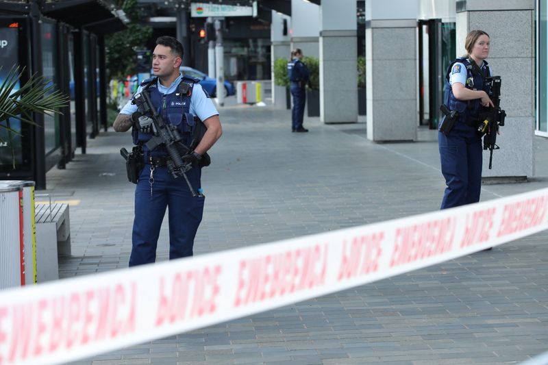 &copy; Reuters. Policiais montam guarda perto do local de ataque a tiros em Auckland
20/07/2023
REUTERS/Nathan Frandino