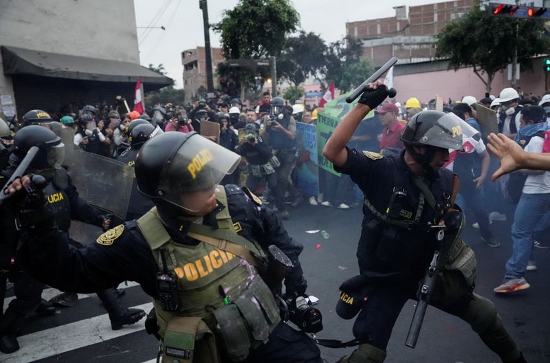© Reuters. Agentes de la policía antidisturbios utilizan porras contra manifestantes durante una protesta contra la presidenta Dina Boluarte en Lima, Perú, el 19 de julio ,2023. REUTERS/Angela Ponce