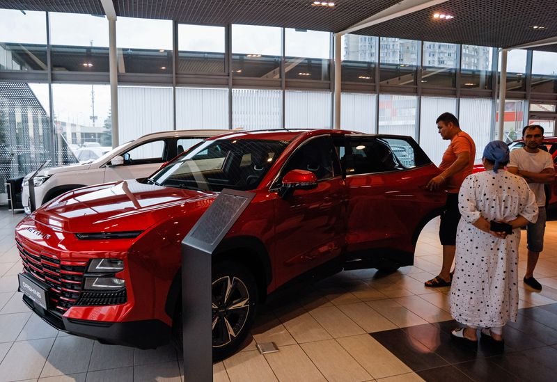 &copy; Reuters. People inspect a Jetour Dashing crossover produced by Chinese automaker Jetour at the Keyauto dealership in Lyubertsy, in the Moscow Region, Russia July 12, 2023. REUTERS/Maxim Shemetov