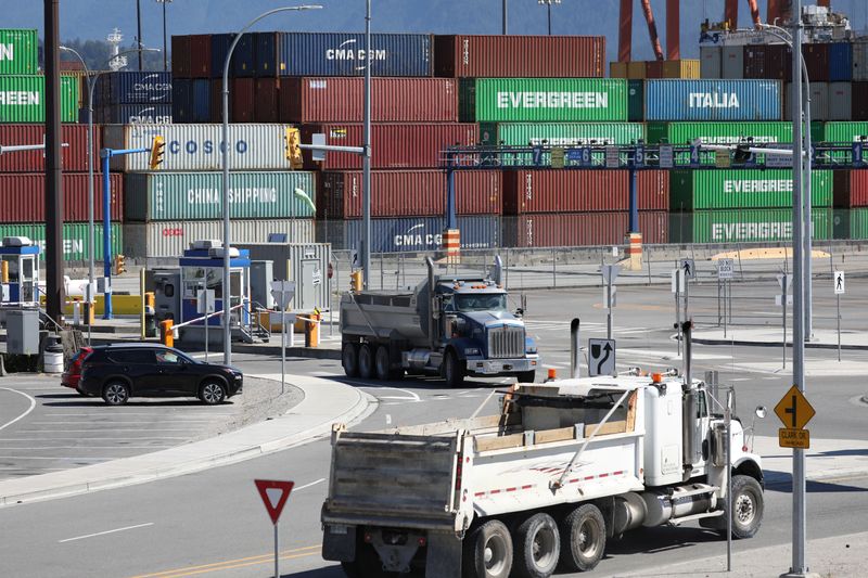 © Reuters. Containers lie idle after striking Pacific coast dock workers with the International Longshore and Warehouse Union (ILWU) issued a new 72-hour notice of a walkout in Vancouver, British Columbia, Canada, July 19, 2023. REUTERS/Chris Helgren