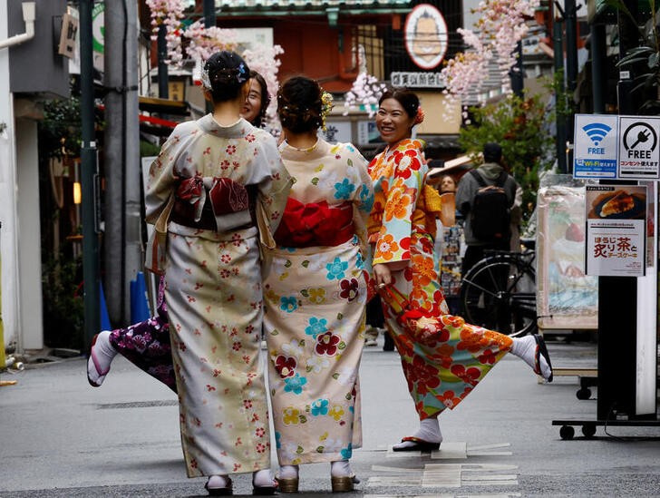 &copy; Reuters. インバウンド（訪日客）関連株の一角が堅調に推移している。写真は、着物を着て記念撮影する観光客。東京・浅草で２０２３年３月１３日に撮影。（２０２３年　ロイター／Kim Kyung-Hoon）