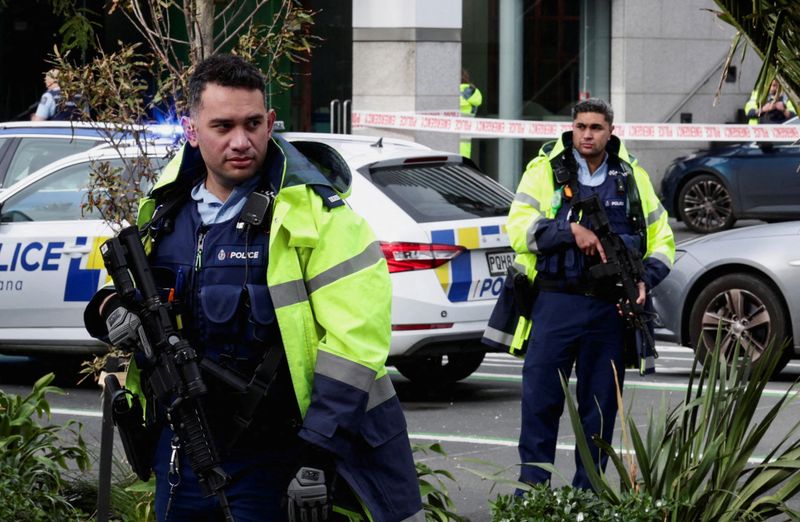 © Reuters. Armed police stand guard near a construction site following a shooting in the central business district, in Auckland, New Zealand July 20, 2023. REUTERS/David Rowland   