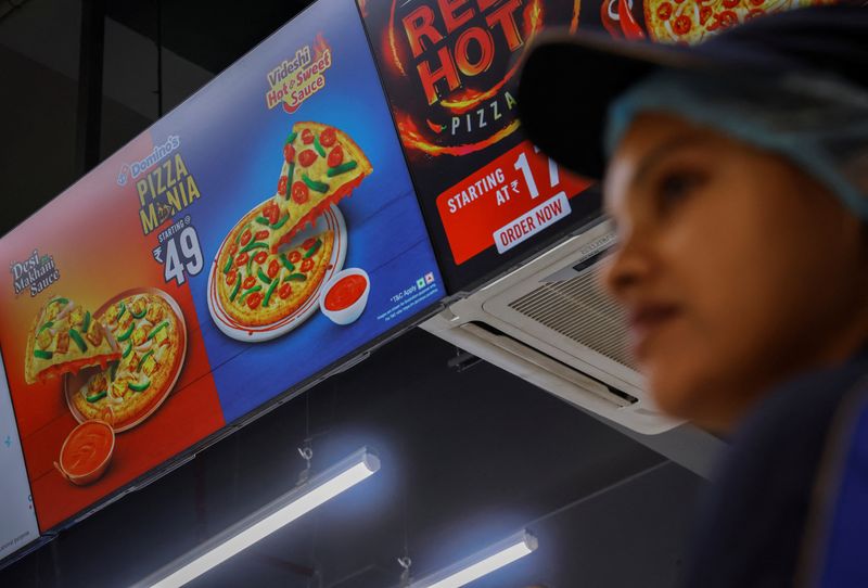 &copy; Reuters. 　７月２０日、ピザチェーン世界最大手の米ドミノ・ピザにとって、インドは米国を除いて最大の市場だ。インド・ノイダで４日撮影（２０２３年　ロイター/Adnan Abidi）