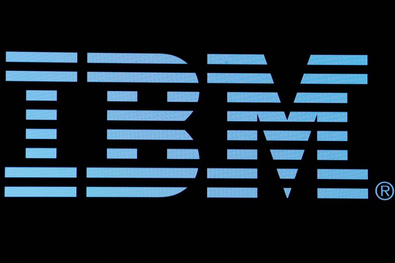 &copy; Reuters. Photo d'archives du logo d'IBM à New York. /Photo prise le 27 juin 2018/REUTERS/Brendan McDermid