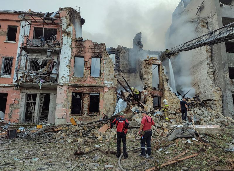 © Reuters. Rescuers work at a site of a residential building heavily damaged by a Russian missile attack, as Russia's attack on Ukraine continues, in Mykolaiv, Ukraine July 20, 2023. REUTERS/Viktoria Lakezina