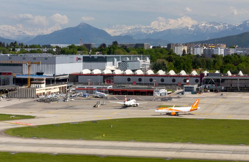 &copy; Reuters. FILE PHOTO: An Easyjet aircraft is seen on the tarmac of Cointrin Airport in Geneva, Switzerland, May 4, 2023. REUTERS/Denis Balibouse