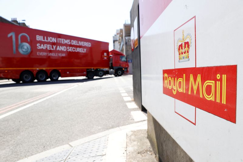 © Reuters. FILE PHOTO: The logo of Royal Mail is seen outside the Mount Pleasant Sorting Office as a delivery vehicle arrives, in London, Britain, June 25, 2020. REUTERS/John Sibley/File Photo