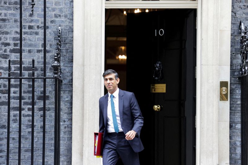 &copy; Reuters. British Prime Minister Rishi Sunak walks outside 10 Downing Street in London, Britain, July 19, 2023. REUTERS/Anna Gordon