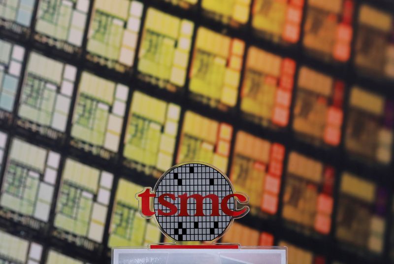 © Reuters. A logo of Taiwan Semiconductor Manufacturing Co (TSMC) is seen at its headquarters in Hsinchu, Taiwan August 31, 2018.  REUTERS/Tyrone Siu/File Photo/File Photo