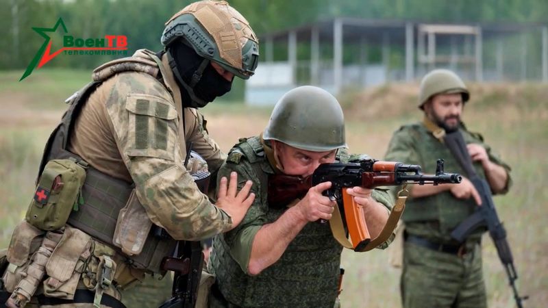 &copy; Reuters. FILE PHOTO: A fighter from Russian Wagner mercenary group conducts training for Belarusian soldiers on a range near the town of Osipovichi, Belarus July 14, 2023 in this still image taken from handout video.  Voen Tv/Belarusian Defence Ministry/Handout vi