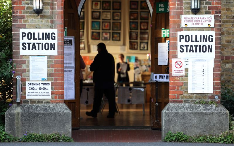 © Reuters. A man enters a polling station to vote during the by-election to choose the successor to Boris Johnson's seat in Britain's parliament in Uxbridge, Britain, July 20, 2023. REUTERS/Suzanne Plunkett