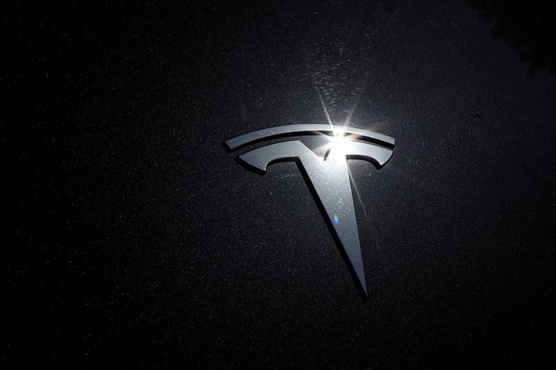 © Reuters. FILE PHOTO: The Tesla logo is seen on a car in Los Angeles, California, U.S., July 9, 2020.  REUTERS/Lucy Nicholson/
