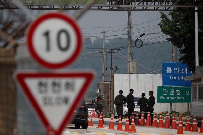&copy; Reuters. Soldados em posto de controle na Grande Ponte da Unificação, que leva ao Complexo Industrial Intercoreano de Kaesong, na Coreia do Norte
17/06/2020 REUTERS/Kim Hong-Ji