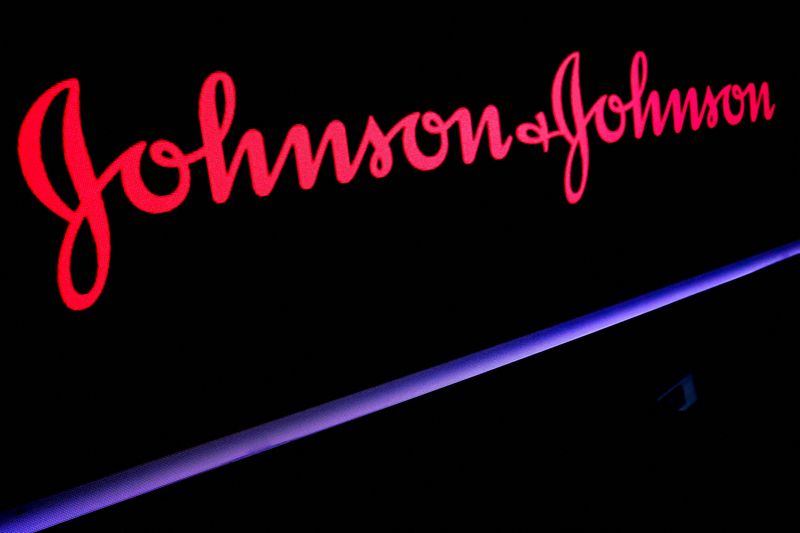 &copy; Reuters. Photo d'archives du logo de Johnson & Johnson à la Bourse de New York. /Photo prise le 29 mai 2019/REUTERS/Brendan McDermid