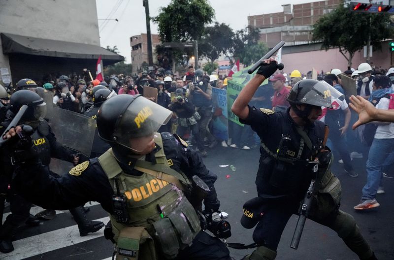 &copy; Reuters. Policiais usam cacetetes contra manifestantes durante protestos contra a presidente do Peru, em Lima
19/07/2023 REUTERS/Angela Ponce