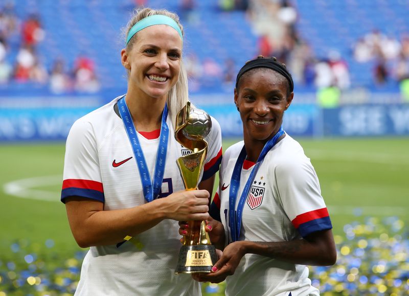 &copy; Reuters. Ashlyn Harris e Crystal Dunn celebram título
 7/7/2019     REUTERS/Denis Balibouse