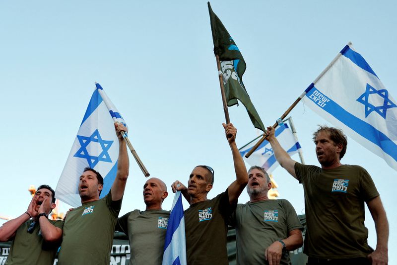 &copy; Reuters. جنود الاحتياط الإسرائيليون يغنون سويا وهم يوقعون تعهدا بتعليق الخدمة العسكرية إذا أقرت الحكومة قانون الإصلاح القضائي بالقرب من وزارة الدف