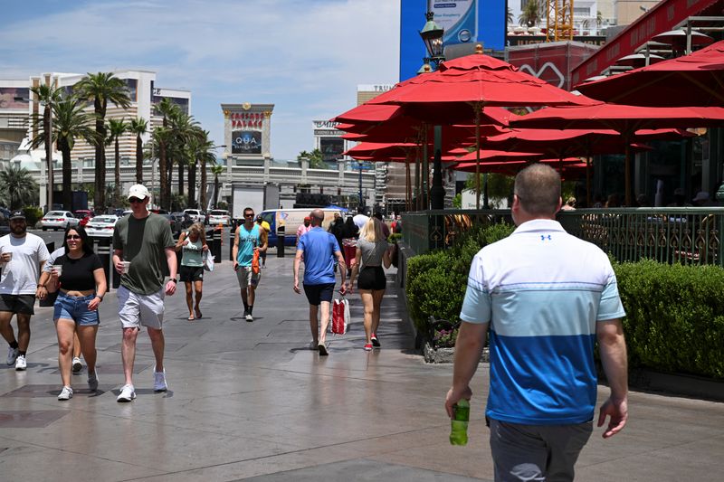 &copy; Reuters. Pedestrians travel up and down the Strip during an excessive heat warning in Las Vegas, Nevada, U.S. July 17, 2023.  REUTERS/Bridget Bennett