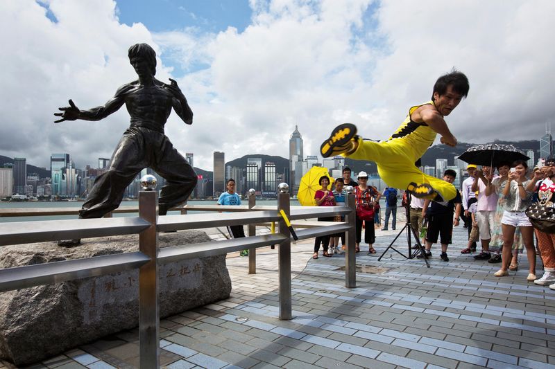 &copy; Reuters. Fãs se reúnem em Hong Kong para marcar 50º aniversário da morte de Bruce Lee
20/07/2013
REUTERS/Tyrone Siu