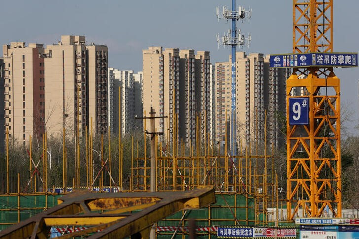 &copy; Reuters. FOTO DE ARCHIVO: Edificios residenciales cerca de una obra en Pekín, China, el 14 de abril de 2022. Foto tomada el 14 de abril de 2022. REUTERS/Tingshu Wang/Foto de archivo
