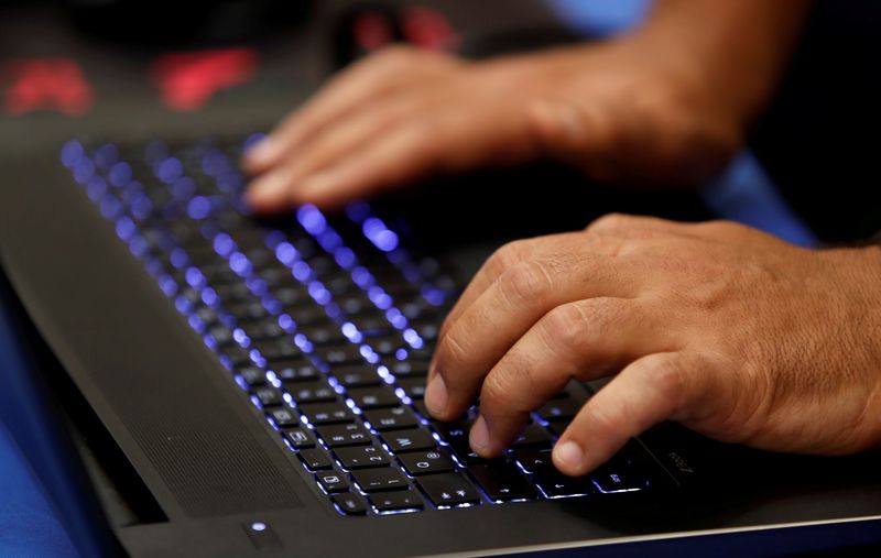 © Reuters. A man types into a keyboard during the Def Con hacker convention in Las Vegas, Nevada, U.S. on July 29, 2017. REUTERS/Steve Marcus